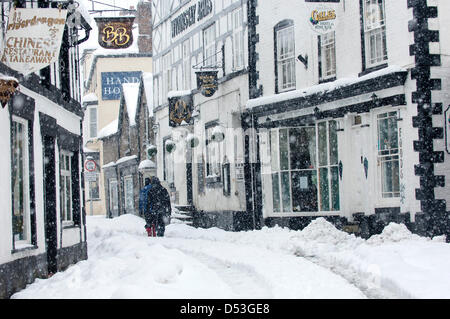 Llangollen, UK. Il 23 marzo 2013. La neve è stata la caduta di tutta la notte e la città è tagliata fuori dalla strada fatta eccezione per i veicoli a trazione integrale. Vi è stato un guasto di alimentazione nelle prime ore e tutta la città è senza elettricità. Antenne per telefonia mobile sono anche fuori dell'azione, le persone utilizzano il BT scatole di chiamata. Circa la metà di un metro di neve è scesa dall'inizio il venerdì mattina. Photo credit: Graham M. Lawrence. Alamy Live News. Foto Stock