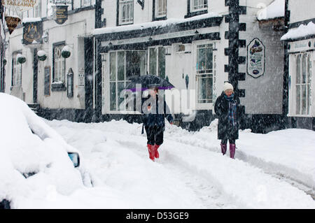 Llangollen, UK. Il 23 marzo 2013. La neve è stata la caduta di tutta la notte e la città è tagliata fuori dalla strada fatta eccezione per i veicoli a trazione integrale. Vi è stato un guasto di alimentazione nelle prime ore e tutta la città è senza elettricità. Antenne per telefonia mobile sono anche fuori dell'azione, le persone utilizzano il BT scatole di chiamata. Circa la metà di un metro di neve è scesa dall'inizio il venerdì mattina. Photo credit: Graham M. Lawrence. Alamy Live News. Foto Stock