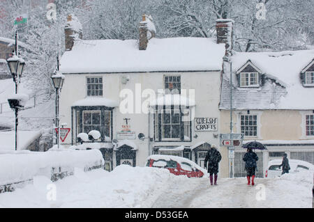 Llangollen, UK. Il 23 marzo 2013. La neve è stata la caduta di tutta la notte e la città è tagliata fuori dalla strada fatta eccezione per i veicoli a trazione integrale. Vi è stato un guasto di alimentazione nelle prime ore e tutta la città è senza elettricità. Antenne per telefonia mobile sono anche fuori dell'azione, le persone utilizzano il BT scatole di chiamata. Circa la metà di un metro di neve è scesa dall'inizio il venerdì mattina. Photo credit: Graham M. Lawrence. Alamy Live News. Foto Stock