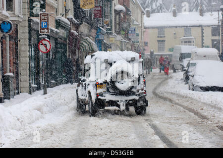 Llangollen, UK. Il 23 marzo 2013. La neve è stata la caduta di tutta la notte e la città è tagliata fuori dalla strada fatta eccezione per i veicoli a trazione integrale. Vi è stato un guasto di alimentazione nelle prime ore e tutta la città è senza elettricità. Antenne per telefonia mobile sono anche fuori dell'azione, le persone utilizzano il BT scatole di chiamata. Circa la metà di un metro di neve è scesa dall'inizio il venerdì mattina. Photo credit: Graham M. Lawrence. Alamy Live News. Foto Stock