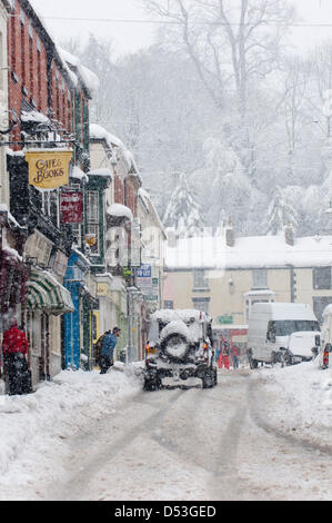 Llangollen, UK. Il 23 marzo 2013. La neve è stata la caduta di tutta la notte e la città è tagliata fuori dalla strada fatta eccezione per i veicoli a trazione integrale. Vi è stato un guasto di alimentazione nelle prime ore e tutta la città è senza elettricità. Antenne per telefonia mobile sono anche fuori dell'azione, le persone utilizzano il BT scatole di chiamata. Circa la metà di un metro di neve è scesa dall'inizio il venerdì mattina. Photo credit: Graham M. Lawrence. Alamy Live News. Foto Stock