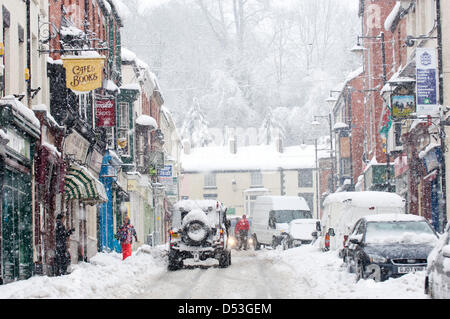 Llangollen, UK. Il 23 marzo 2013. La neve è stata la caduta di tutta la notte e la città è tagliata fuori dalla strada fatta eccezione per i veicoli a trazione integrale. Vi è stato un guasto di alimentazione nelle prime ore e tutta la città è senza elettricità. Antenne per telefonia mobile sono anche fuori dell'azione, le persone utilizzano il BT scatole di chiamata. Circa la metà di un metro di neve è scesa dall'inizio il venerdì mattina. Photo credit: Graham M. Lawrence. Alamy Live News. Foto Stock