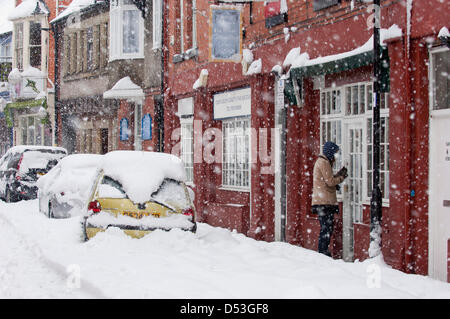 Llangollen, UK. Il 23 marzo 2013. La neve è stata la caduta di tutta la notte e la città è tagliata fuori dalla strada fatta eccezione per i veicoli a trazione integrale. Vi è stato un guasto di alimentazione nelle prime ore e tutta la città è senza elettricità. Antenne per telefonia mobile sono anche fuori dell'azione, le persone utilizzano il BT scatole di chiamata. Circa la metà di un metro di neve è scesa dall'inizio il venerdì mattina. Photo credit: Graham M. Lawrence. Alamy Live News. Foto Stock