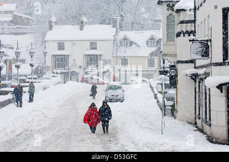 Llangollen, UK. Il 23 marzo 2013. La neve è stata la caduta di tutta la notte e la città è tagliata fuori dalla strada fatta eccezione per i veicoli a trazione integrale. Vi è stato un guasto di alimentazione nelle prime ore e tutta la città è senza elettricità. Antenne per telefonia mobile sono anche fuori dell'azione, le persone utilizzano il BT scatole di chiamata. Circa la metà di un metro di neve è scesa dall'inizio il venerdì mattina. Photo credit: Graham M. Lawrence. Alamy Live News. Foto Stock