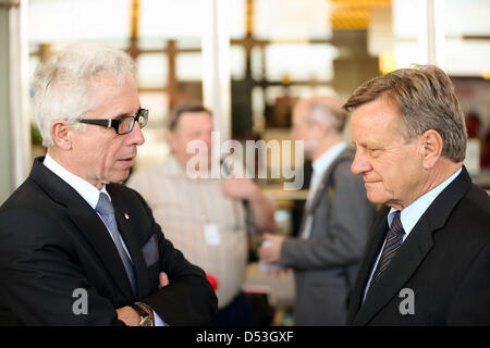 Nuovo CEO di Berlin Brandenburg Airport BER, Hartmut Mehdron, e il suo successore come CEO della compagnia aerea tedesca Air Berlin, Wolfgang Prock-Schauer, parlare presso l'aeroporto di Tegel a Berlino, Germania, 23 marzo 2013. L occasione è stato il primo volo diretto di Air Berlin da Berlino a Chicago. Foto: Hannibal Hanschke Foto Stock