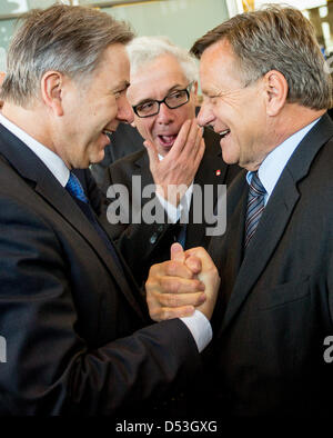 Sindaco di Berlino Klaus Wowereit (L) e il nuovo CEO di Berlin Brandenburg Airport BER, Hartmut Mehdron (R), salutare aech altri presso l'aeroporto di Tegel a Berlino, Germania, 23 marzo 2013. Ceo della compagnia aerea tedesca Air Berlin, Wolfgang Prock-Schauer, sorge dietro di loro. L occasione è stato il primo volo diretto di Air Berlin da Berlino a Chicago. Foto: Hannibal Hanschke Foto Stock