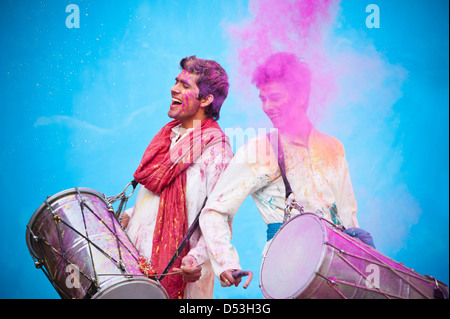Due amici per celebrare Holi con riproduzione di dhol Foto Stock