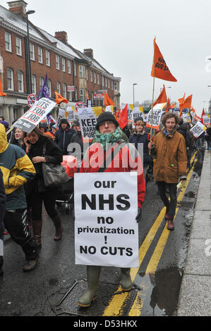 Barnet, Londra, Regno Unito. Il 23 marzo 2013. I manifestanti con striscioni e cartelloni su marzo contro la privatizzazione dei servizi pubblici a Barnet. Marcia di protesta a Barnet contro la privatizzazione dei servizi pubblici da Barnet consiglio. Credito: Matteo Chattle / Alamy Live News Foto Stock