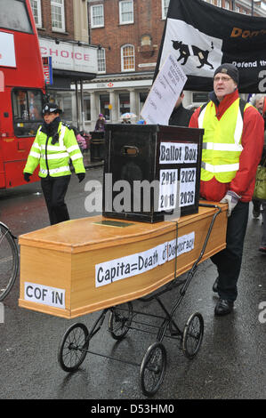 Barnet, Londra, Regno Unito. Il 23 marzo 2013. La simulazione di una bara con una etichetta dicendo, "pro capite=la morte della democrazia' a marzo contro la privatizzazione dei servizi pubblici a Barnet. Marcia di protesta a Barnet contro la privatizzazione dei servizi pubblici da Barnet consiglio. Credito: Matteo Chattle / Alamy Live News Foto Stock