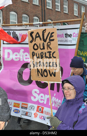 Barnet, Londra, Regno Unito. Il 23 marzo 2013. I manifestanti con striscioni e cartelloni su marzo contro la privatizzazione dei servizi pubblici a Barnet. Marcia di protesta a Barnet contro la privatizzazione dei servizi pubblici da Barnet consiglio. Credito: Matteo Chattle / Alamy Live News Foto Stock