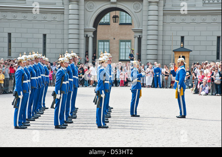 Modifica della guardia al Palazzo Reale (Stockholms Slott / Kungliga Slottet) a Stoccolma. Foto Stock