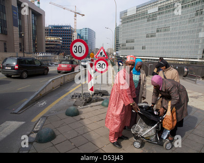 Tradizionalmente condita musulmano famiglia africana guardando fuori del luogo presso il Berlaymont edificio dell'UE a Bruxelles, in Belgio Foto Stock