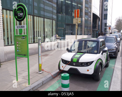 Zen automobile veicolo elettrico con stazione di ricarica in prossimità del Jubelpark a Bruxelles, in Belgio Foto Stock