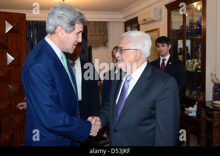 Amman, Giordania. Il 23 marzo 2013. Il Presidente palestinese Mahmud Abbas incontra con gli Stati Uniti Il segretario di Stato John Kerry in Amman, il 23 marzo 2013 (credito Immagine: © Thaer Ganaim APA/images/ZUMAPRESS.com) Foto Stock