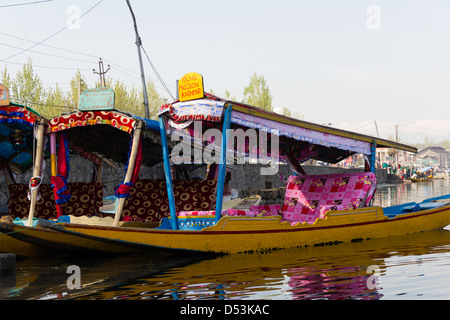 Colorato shikaras legato accanto alla Dal lago in Srinagar. Questi sono pronti per i turisti e saranno prese al punto di imbarco. Foto Stock