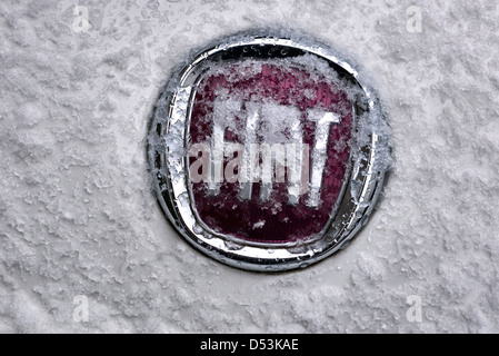 Fiat 500 badge in inverno Foto Stock
