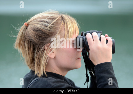 Guardando per la fauna selvatica dal ponte di una piccola gita in barca Glacier Bay, Alaska. Foto Stock