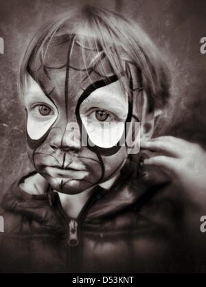 Bambino con vernice facciale spiderman Foto Stock