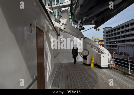I turisti a bordo del ponte della Royal Yacht Britannia HMY ormeggiate nel porto di Leith a Edimburgo in Scozia, overhead barca Foto Stock