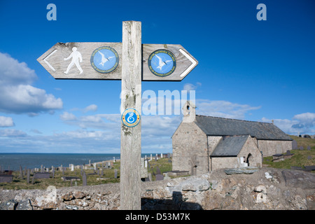 Wales coast Path segno esterno chiesa Llanbadrig Isola di Anglesey North Wales UK Foto Stock