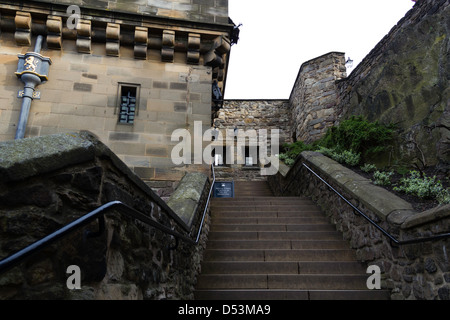 Grand scale di pietra all'interno del Castello di Edimburgo in Scozia, con un segno per esposizione all'interno della torre di Argyle Foto Stock