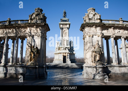 Madrid - Monumento di Alfonso XII del Parco del Buen Retiro da architetto Jose Grases Riera dall'anno 1902 nel Marzo 9, 2013 in Spagna. Foto Stock