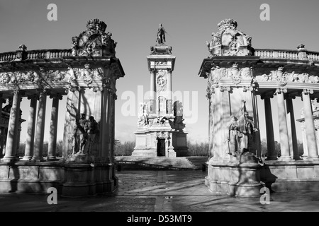 Madrid - Monumento di Alfonso XII del Parco del Buen Retiro da architetto Jose Grases Riera dall'anno 1902 nel Marzo 9, 2013 in Spagna. Foto Stock