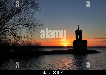 Sunset over Normanton chiesa, Rutland Serbatoio acqua; Rutland County; Inghilterra; Regno Unito Foto Stock