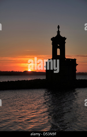 Sunset over Normanton chiesa, Rutland Serbatoio acqua; Rutland County; Inghilterra; Regno Unito Foto Stock