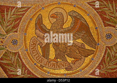 MADRID - 9 Marzo: mosaico di eagle come simbolo di San Giovanni Evangelista nella Iglesia de San Manuel y San Benito Foto Stock