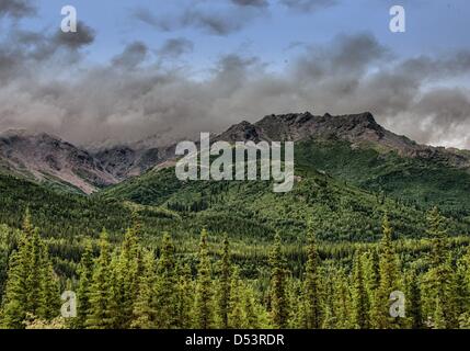 Giugno 26, 2012 - Denali Borough, Alaska, USA - nuvole temporalesche corona i monti dell'Alaska Range vicino al Parco Nazionale di Denali, la cui vegetazione varia dalla foresta boreale per tutto il tragitto fino a brulle creste alpine. (Credito Immagine: © Arnold Drapkin/ZUMAPRESS.com) Foto Stock