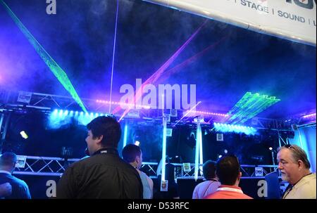Marzo 21,2013. Las Vegas NV.USA. Il Oijdnow mostra le loro luci laser e DJ durante il 2013 il Nightclub e Bar Expo..Foto da Gene Blevins/LA DailyNews/ZumaPress (credito Immagine: © Gene Blevins/ZUMAPRESS.com) Foto Stock