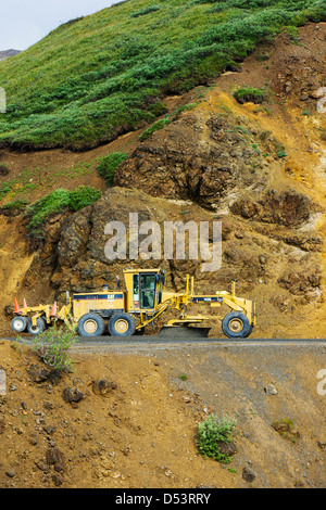 Un equipaggiamento pesante livellatrice stradale opere sul Denali Park Road, policromi Pass, Parco Nazionale di Denali, Alaska, STATI UNITI D'AMERICA Foto Stock