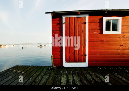 Un rosso shack su un molo in isola beals, Maine. Foto Stock