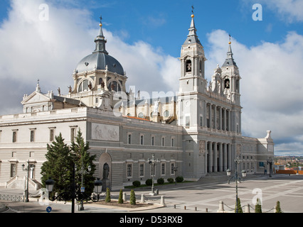 Madrid - Santa Maria la Real de La Almudena cattedrale nella luce del mattino Foto Stock