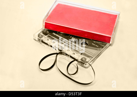 Due vecchi nastri a cassetta con e senza custodie di plastica su uno sfondo color seppia. Foto Stock