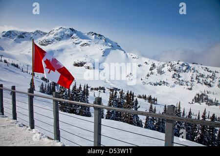 Bandiera canadese contro uno sfondo di Whistler Mountain, British Columbia, Canada Foto Stock