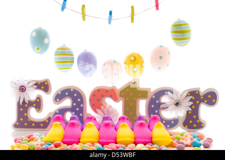 Marshmallow pulcini per Pasqua su uno sfondo bianco. Foto Stock