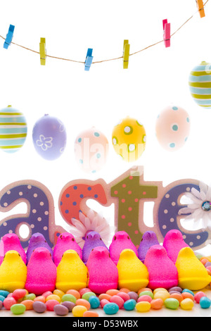 Marshmallow pulcini per Pasqua su uno sfondo bianco. Foto Stock