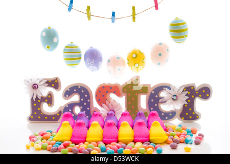 Marshmallow pulcini per Pasqua su uno sfondo bianco. Foto Stock