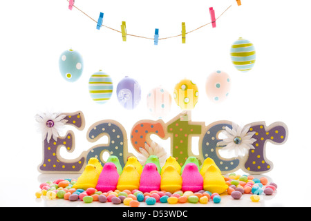 Marshmallow pulcini per Pasqua su uno sfondo bianco. Foto Stock