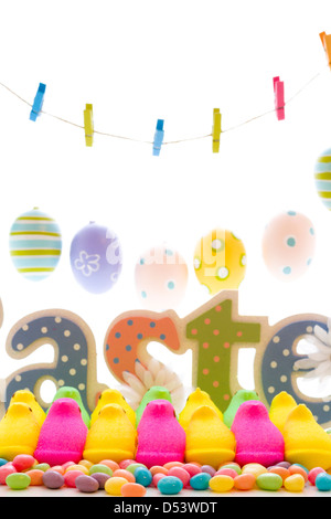 Marshmallow pulcini per Pasqua su uno sfondo bianco. Foto Stock