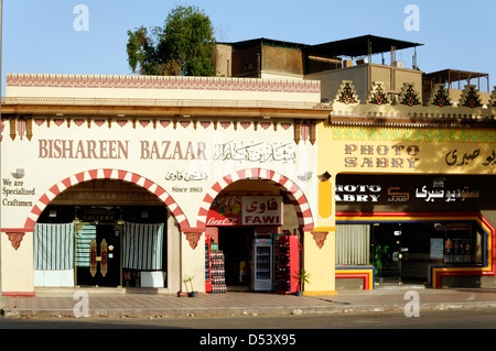 Aswan. L'Egitto. Vista di alcuni dei negozi colorati sul viale principale della città. Foto Stock