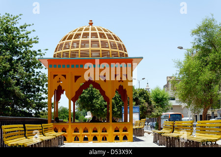 Aswan. L'Egitto. Vista di un colorato fermata bus shelter sul viale principale della città. Foto Stock