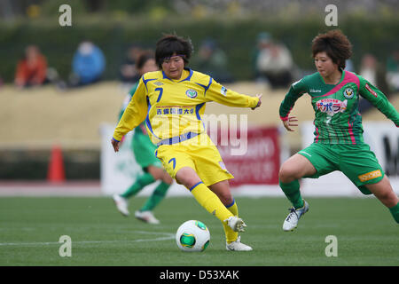 (L a R) Kai Shigemasa (Charme), Nanase Kiryu (Beleza), 23 marzo 2013 - Calcio /Soccer : Plenus Nadeshiko League 2013 tra NTV Beleza 2-0 FC Kibikokusaidaigaku Charme a Ajinomoto Stadium West Campo, Tokyo, Giappone. (Foto di YUTAKA/AFLO SPORT) [1040] Foto Stock