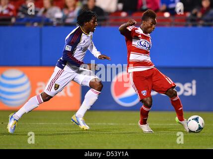 Frisco, TX, Stati Uniti d'America. 23 marzo, 2013. FC Dallas avanti Fabian Castillo #11 si muove in passato difensore reale sul suo modo di segnare il primo goal della partita durante il periodo di invio di Major League Soccer Match in FC Dallas Stadium in Frisco TX. FC Dallas sconfitta Real Salt Lake 2-0. Foto Stock