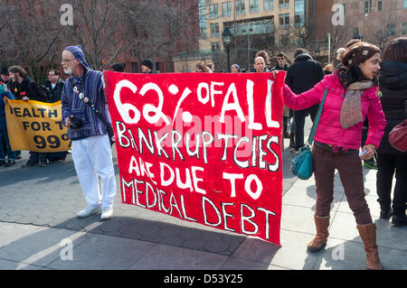 New York, Stati Uniti d'America. 23 marzo, 2013. Occupare Wall Street marche da Washington Square a Union Square a supporto singolo universale Payer Healthcare nello Stato di New York Foto Stock