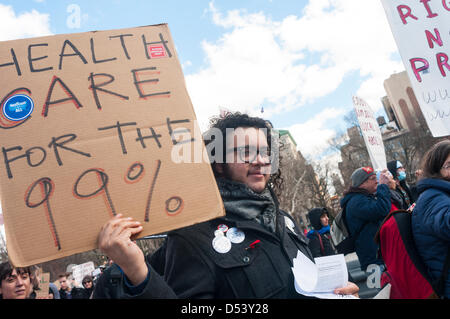 New York, Stati Uniti d'America. 23 marzo, 2013. Occupare Wall Street marche da Washington Square a Union Square a supporto singolo universale Payer Healthcare nello Stato di New York Foto Stock