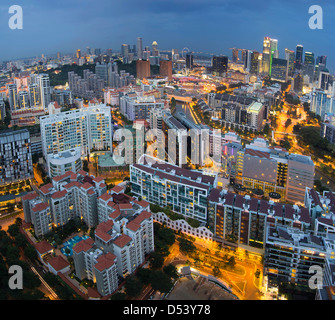 Lo skyline di Singapore lungo il Fiume Singapore a Blue ora Foto Stock