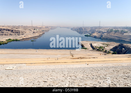 L'Egitto. Diga di Assuan acquisisce il fiume più lungo del mondo, il Nilo, nel mondo il terzo più grande serbatoio, Lago Nasser. Foto Stock